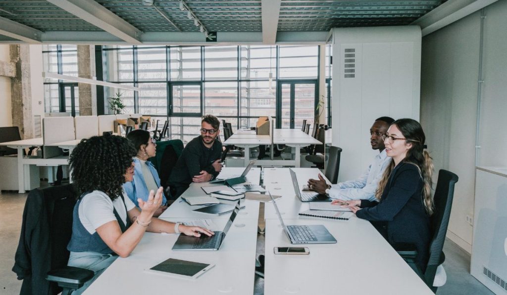 Team meeting in a modern office demonstrating the use of control limits for process monitoring and continuous improvement.