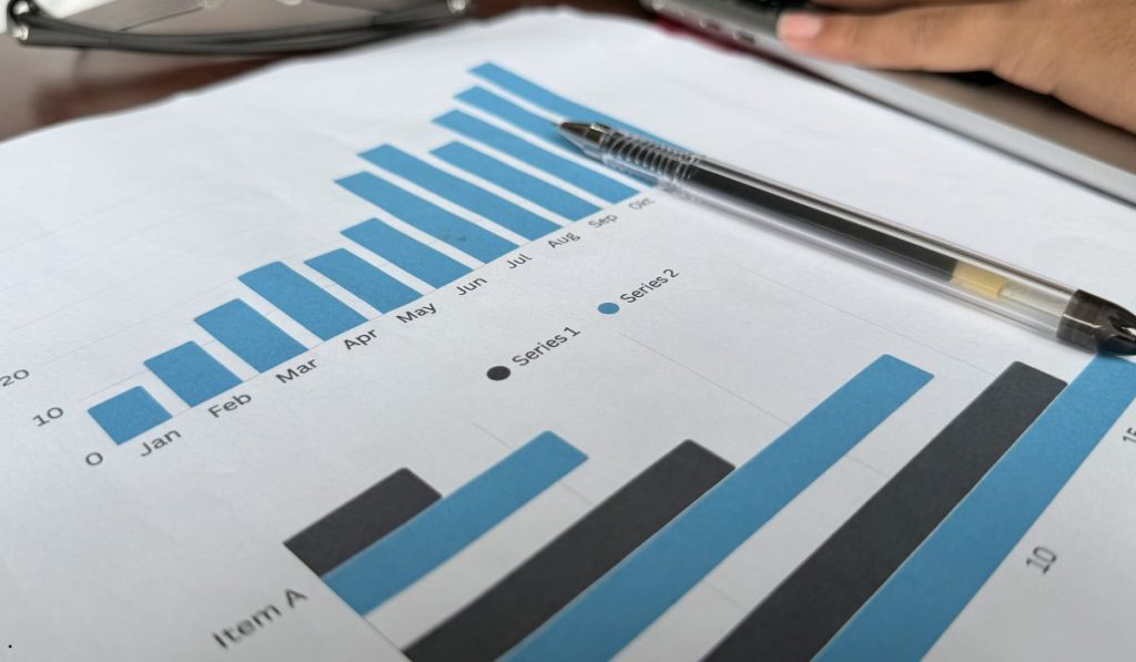 Bar charts and graphs illustrating a sampling distribution for statistical analysis and data interpretation.