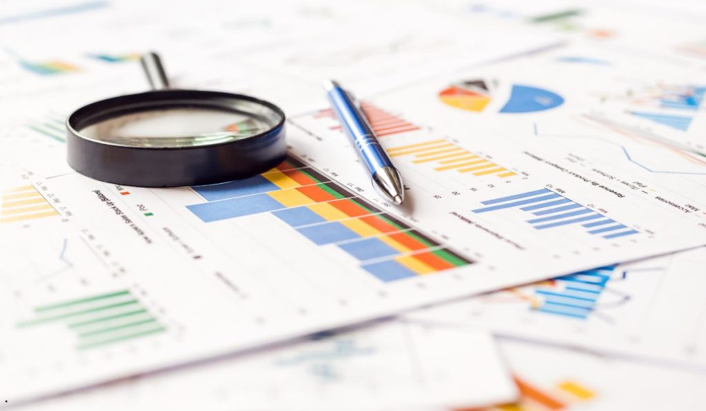 Business reports and graphs illustrating how to calculate sample mean by summarizing and analyzing numerical data.
