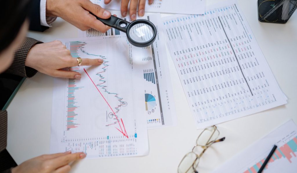 Statistical analysis of data trends demonstrating how to calculate sample mean from a dataset using charts and performance metrics.