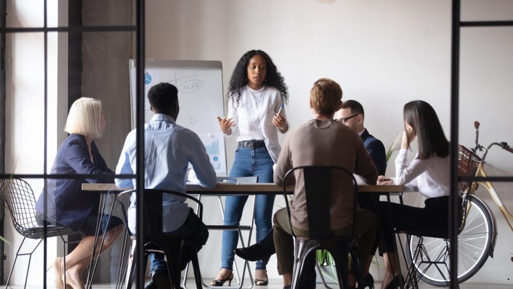 Knowledge Management Training workshop featuring team collaboration, expertise exchange, and organizational learning strategies for business improvement.