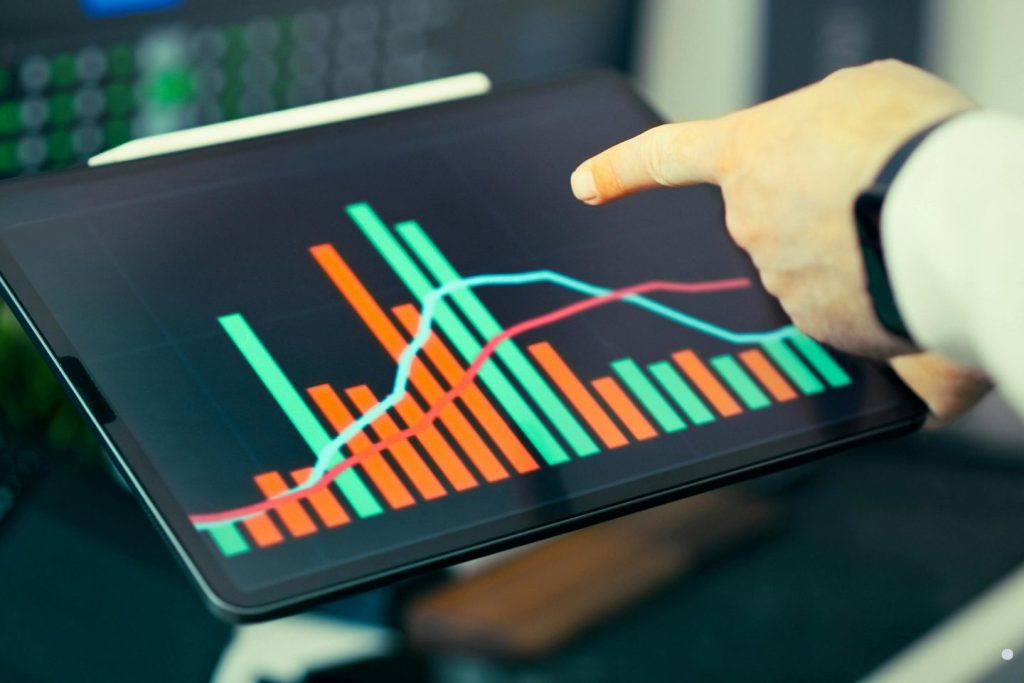 Digital graph visualization demonstrating right and left skewed distribution patterns in statistical analysis.